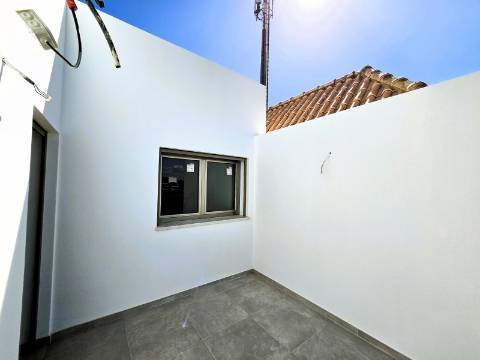Excelente moradia T3 com grande espaço exterior , localizada nas Gambelas - Faro, Algarve
