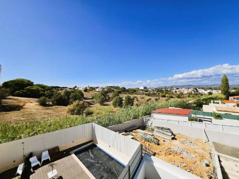 Excelente moradia T3 com grande espaço exterior , localizada nas Gambelas - Faro, Algarve