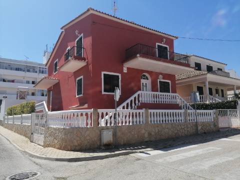 Moradia Isolada T4 em Quarteira Perto de Tudo, jardim, barbecue, a 15 minutos da praia!