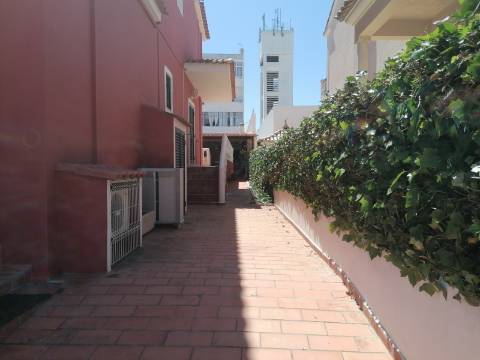 Moradia Isolada T4 em Quarteira Perto de Tudo, jardim, barbecue, a 15 minutos da praia!