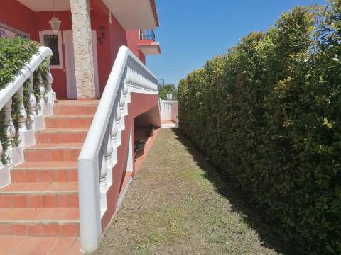 Moradia Isolada T4 em Quarteira Perto de Tudo, jardim, barbecue, a 15 minutos da praia!