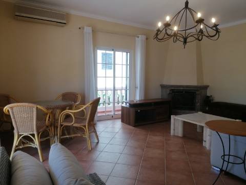 Moradia Isolada T4 em Quarteira Perto de Tudo, jardim, barbecue, a 15 minutos da praia!