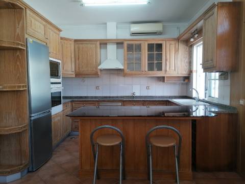 Moradia Isolada T4 em Quarteira Perto de Tudo, jardim, barbecue, a 15 minutos da praia!