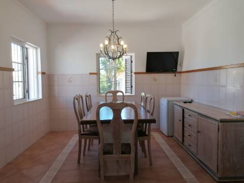 Moradia Isolada T4 em Quarteira Perto de Tudo, jardim, barbecue, a 15 minutos da praia!