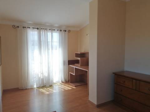 Moradia Isolada T4 em Quarteira Perto de Tudo, jardim, barbecue, a 15 minutos da praia!