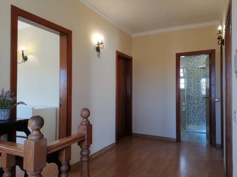 Moradia Isolada T4 em Quarteira Perto de Tudo, jardim, barbecue, a 15 minutos da praia!