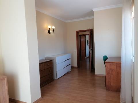 Moradia Isolada T4 em Quarteira Perto de Tudo, jardim, barbecue, a 15 minutos da praia!