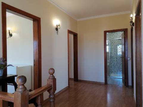 Moradia Isolada T4 em Quarteira Perto de Tudo, jardim, barbecue, a 15 minutos da praia!