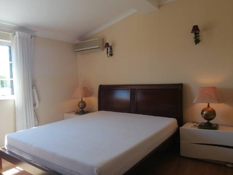 Moradia Isolada T4 em Quarteira Perto de Tudo, jardim, barbecue, a 15 minutos da praia!