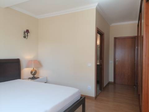 Moradia Isolada T4 em Quarteira Perto de Tudo, jardim, barbecue, a 15 minutos da praia!