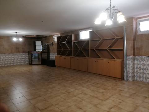 Moradia Isolada T4 em Quarteira Perto de Tudo, jardim, barbecue, a 15 minutos da praia!