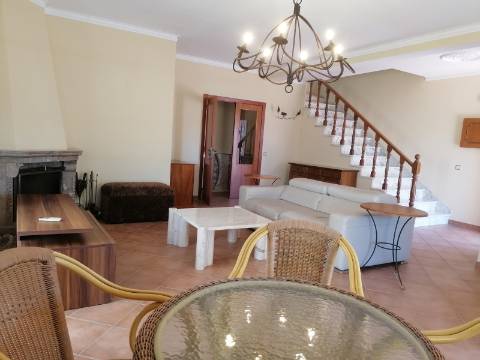 Moradia Isolada T4 em Quarteira Perto de Tudo, jardim, barbecue, a 15 minutos da praia!