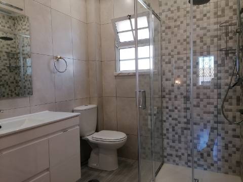 Moradia Isolada T4 em Quarteira Perto de Tudo, jardim, barbecue, a 15 minutos da praia!