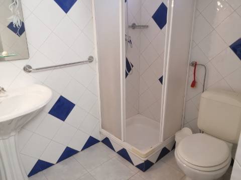 Moradia Isolada T4 em Quarteira Perto de Tudo, jardim, barbecue, a 15 minutos da praia!