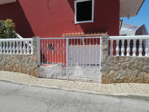 Moradia Isolada T4 em Quarteira Perto de Tudo, jardim, barbecue, a 15 minutos da praia!