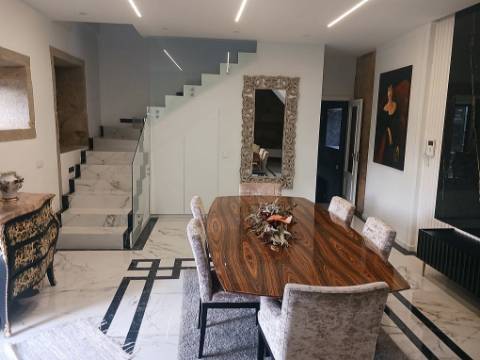 Moradia T4 totalmente recuperada na cidade do Porto.