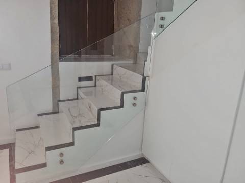 Moradia T4 totalmente recuperada na cidade do Porto.