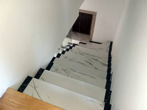 Moradia T4 totalmente recuperada na cidade do Porto.