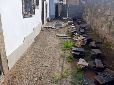 Moradia T4 totalmente recuperada na cidade do Porto.