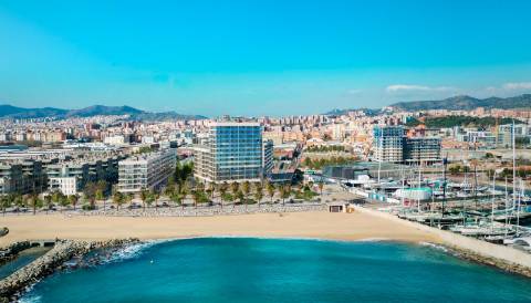 Loja totalmente ampla, para comércio, junta da praia.