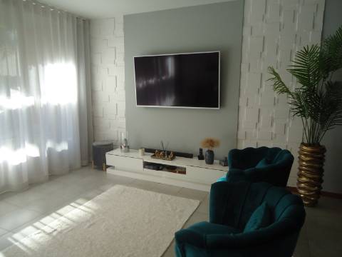 Moradia V3 Moderna com Piscina com excelentes acabamentos nas Ferreiras