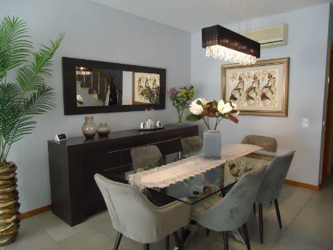 Moradia V3 Moderna com Piscina com excelentes acabamentos nas Ferreiras