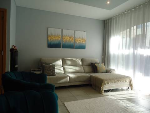 Moradia V3 Moderna com Piscina com excelentes acabamentos nas Ferreiras