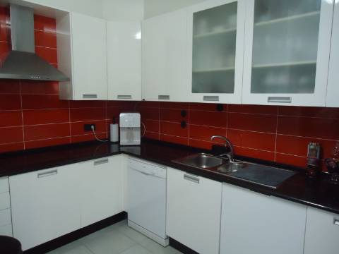 Moradia V3 Moderna com Piscina com excelentes acabamentos nas Ferreiras