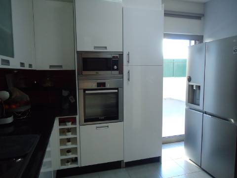 Moradia V3 Moderna com Piscina com excelentes acabamentos nas Ferreiras