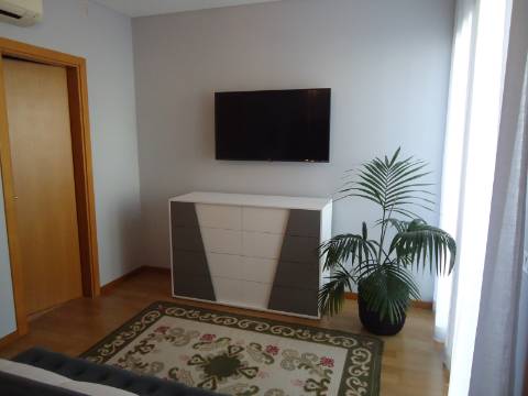 Moradia V3 Moderna com Piscina com excelentes acabamentos nas Ferreiras