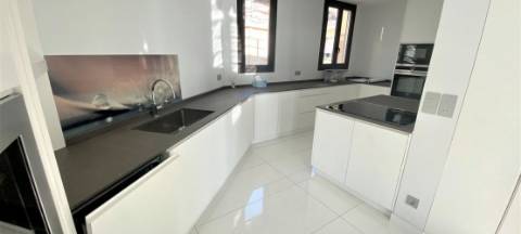 Luxo totalmente renovado e muito brilhante penthouse/telhado de 3 quartos em Monte - Carlo