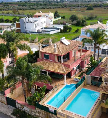 Oportunidade - Moradia T5 com anexo independente T3