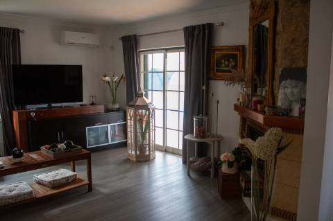 Oportunidade - Moradia T5 com anexo independente T3