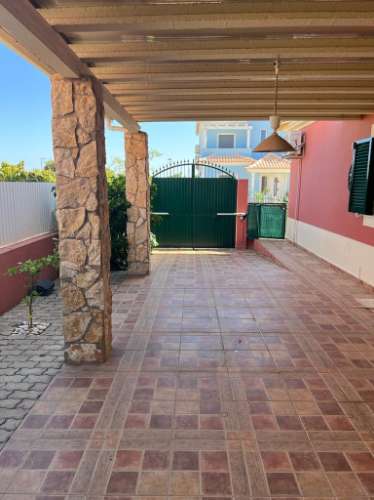 Oportunidade - Moradia T5 com anexo independente T3