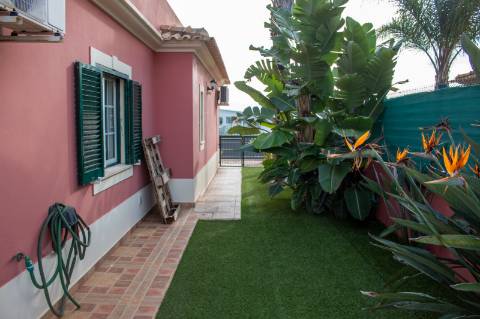 Oportunidade - Moradia T5 com anexo independente T3