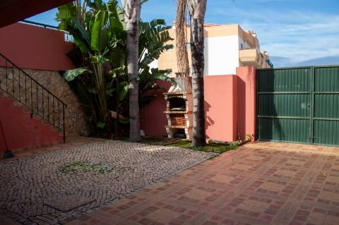 Oportunidade - Moradia T5 com anexo independente T3