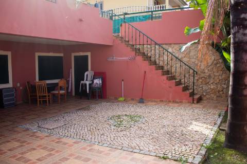 Oportunidade - Moradia T5 com anexo independente T3