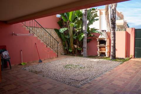 Oportunidade - Moradia T5 com anexo independente T3