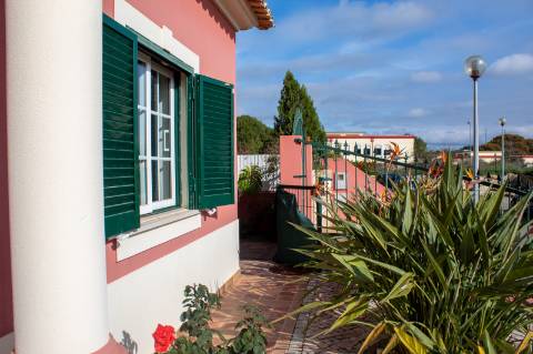 Oportunidade - Moradia T5 com anexo independente T3