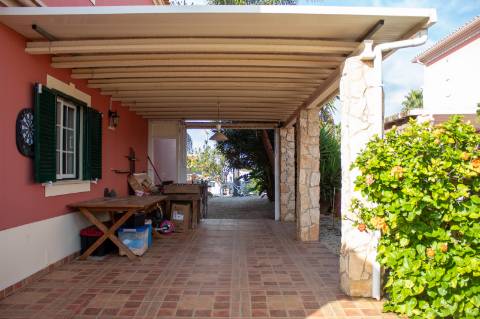 Oportunidade - Moradia T5 com anexo independente T3