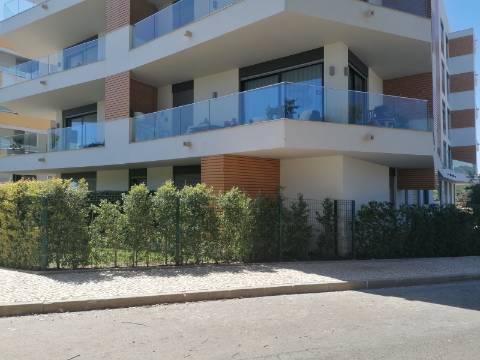 BAIXA DE PREÇO!!! Apartamento de LUxo com 2 Quartos , Jardim Privado com Piscina e Garagem a 500 m da Praia