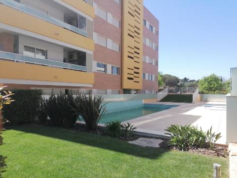 BAIXA DE PREÇO!!! Apartamento de LUxo com 2 Quartos , Jardim Privado com Piscina e Garagem a 500 m da Praia