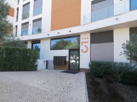 BAIXA DE PREÇO!!! Apartamento de LUxo com 2 Quartos , Jardim Privado com Piscina e Garagem a 500 m da Praia