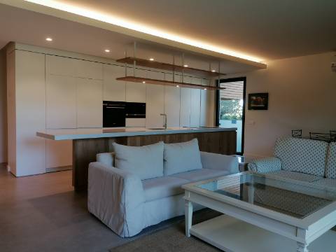 BAIXA DE PREÇO!!! Apartamento de LUxo com 2 Quartos , Jardim Privado com Piscina e Garagem a 500 m da Praia