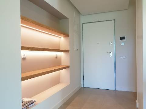 BAIXA DE PREÇO!!! Apartamento de LUxo com 2 Quartos , Jardim Privado com Piscina e Garagem a 500 m da Praia