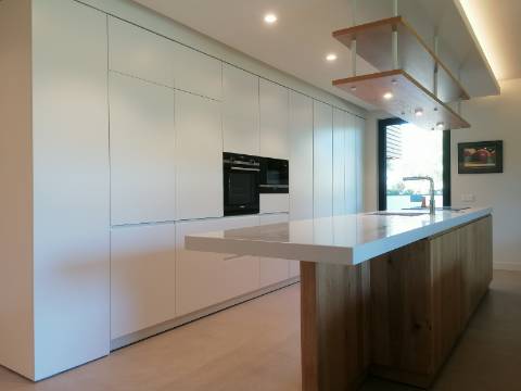 BAIXA DE PREÇO!!! Apartamento de LUxo com 2 Quartos , Jardim Privado com Piscina e Garagem a 500 m da Praia