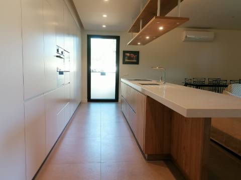 BAIXA DE PREÇO!!! Apartamento de LUxo com 2 Quartos , Jardim Privado com Piscina e Garagem a 500 m da Praia