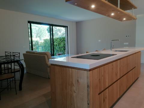 BAIXA DE PREÇO!!! Apartamento de LUxo com 2 Quartos , Jardim Privado com Piscina e Garagem a 500 m da Praia