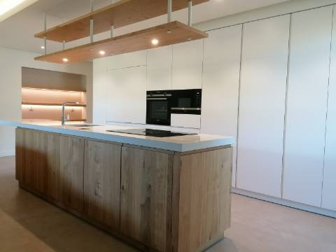 BAIXA DE PREÇO!!! Apartamento de LUxo com 2 Quartos , Jardim Privado com Piscina e Garagem a 500 m da Praia