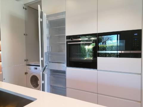 BAIXA DE PREÇO!!! Apartamento de LUxo com 2 Quartos , Jardim Privado com Piscina e Garagem a 500 m da Praia